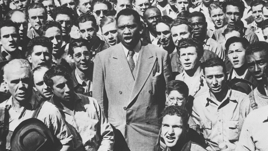 Historic black-and-white photo of hundreds of people gathered