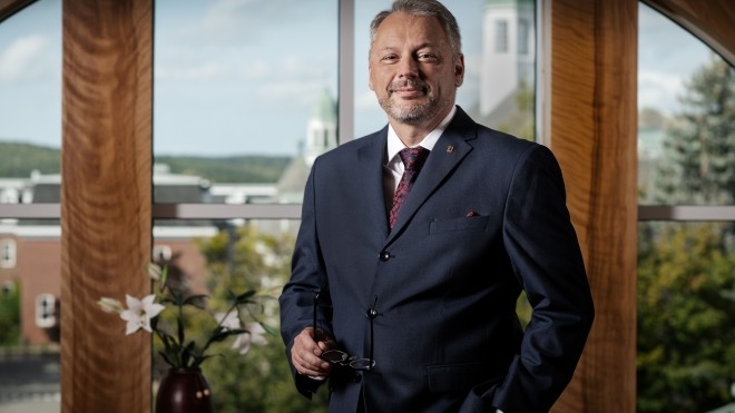 Dr. Andy Hakin 
