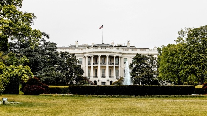 The US White House with an expanse of grass in front of it.