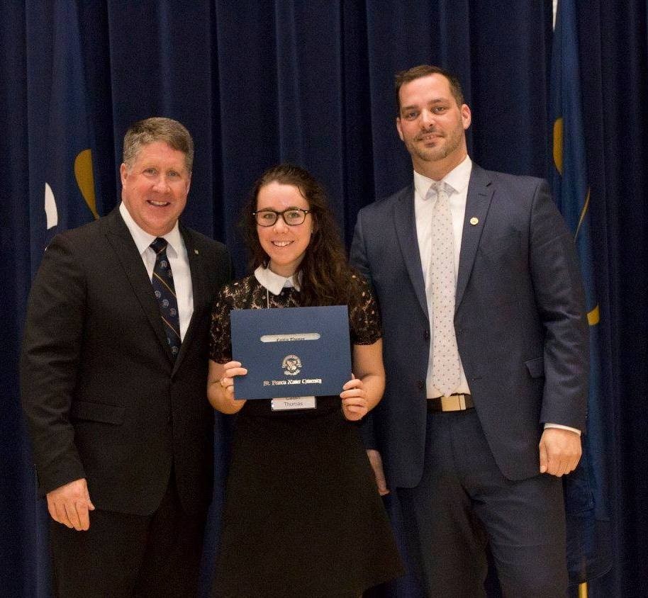 Caitlin Thomas receives her certificate
