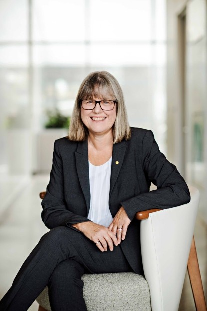 Donna Strickland wearing a black outfit , sited in a white sofa
